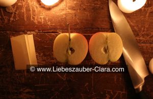 Der Apfel ist in zwei gleich große Hälften geschnitten worden.