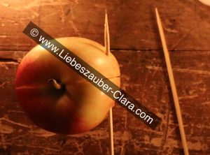 Der erste der beiden Holzspieße wurde am äußeren Bereich durch den Apfel gesteckt. Das Papier in der Mitte des Apfels wurde von dem Spieß nicht durchstochen.
